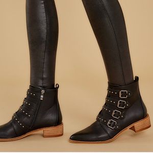 Western/City ankle boot with buckles